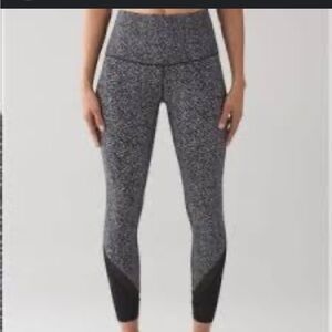 Lululemon High Rise Wunder Unders Size 8 25” inseam Ripple Jacquard Blck Wh GUC